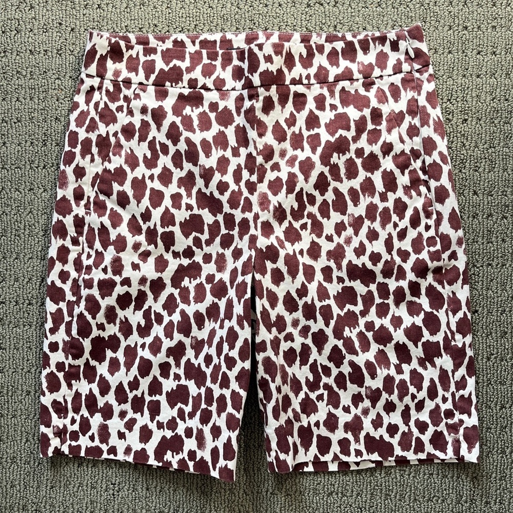 J. Crew | Slim Bermuda Stretch Chino 9” Shorts | Brown Giraffe Print | Size 6